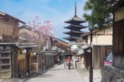 Straße in Kyoto mit alten Häusern und einer Pagoda