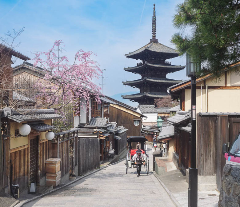 Straße in Kyoto mit alten Häusern und einer Pagoda