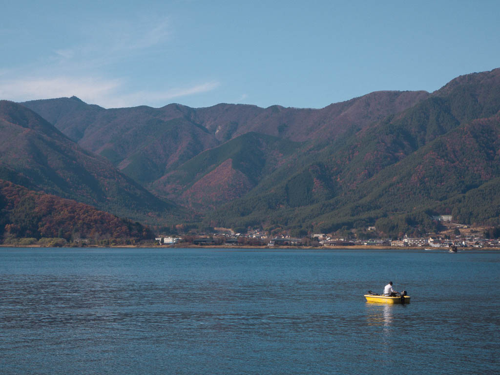 Kawaguchi See mit gelben Fischerboot